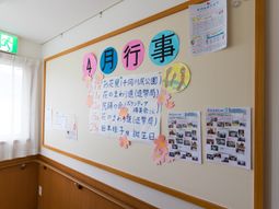 掲示物と花飾りの廊下