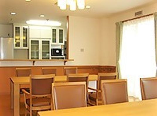 広々とした明るい食堂