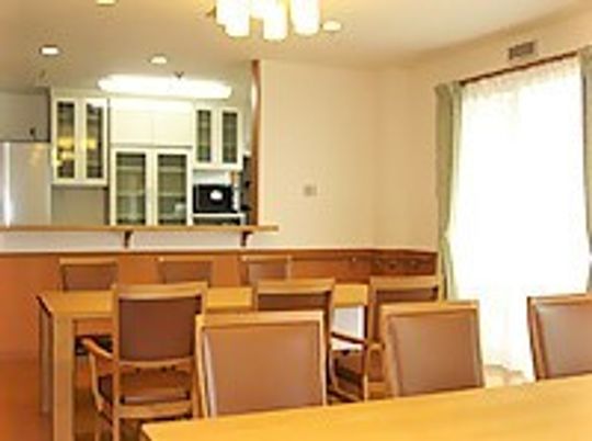 広々とした明るい食堂