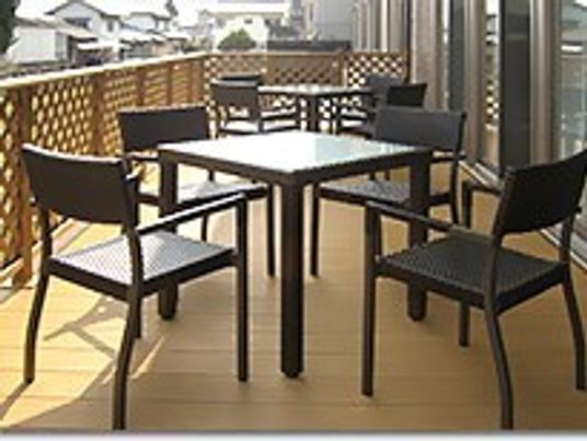 明るい屋外のテラス