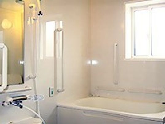 明るい清潔な浴室