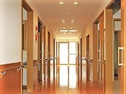 明るく清潔な廊下