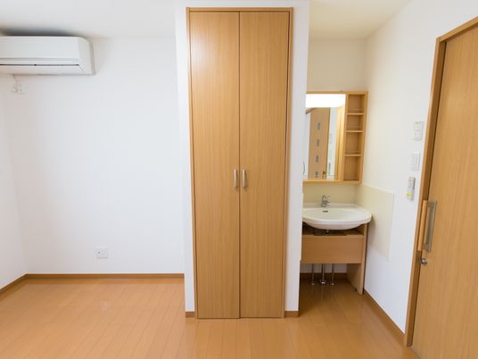 居室のエアコンと洗面台