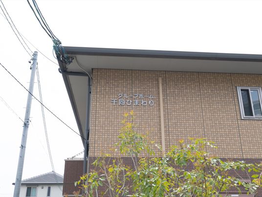 看板がある建物の角