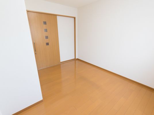 無垢材風床の居室