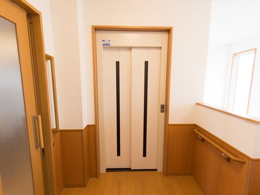 清潔感のあるエレベーターホール