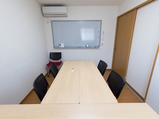 会議用テーブルと椅子の部屋