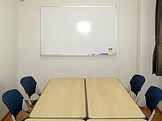 会議用のテーブルと椅子