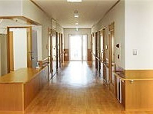 明るい清潔な廊下