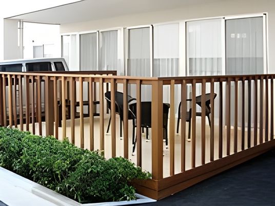 木製の手すり付きテラス