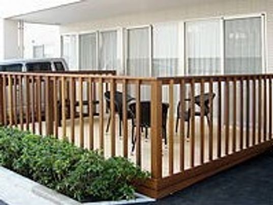 木製の手すり付きテラス