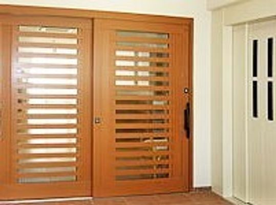 木製の洋風な門扉