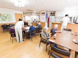 明るい空間の食堂風景