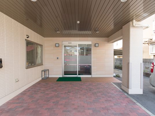 清潔な施設のエントランス