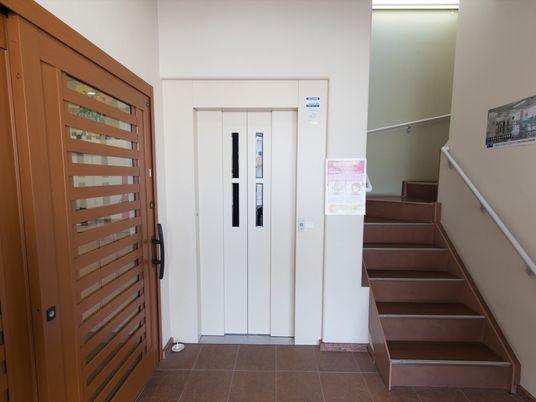 エレベーターと階段の入口