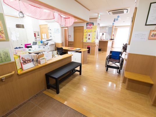 受付と廊下の明るい空間