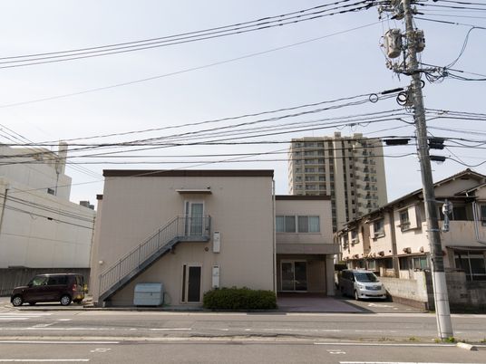 町並みに溶け込む建物の外観