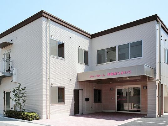 明るい建物の外観  