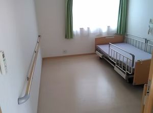 手すり付きの居室  
