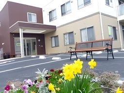 清潔感ある外観と花壇