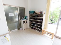 明るいエントランスの様子