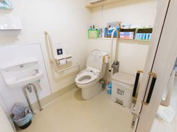 バリアフリーの清潔なトイレ