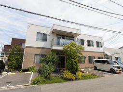 白とベージュの外壁の建物