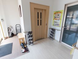 エントランスの明るい空間