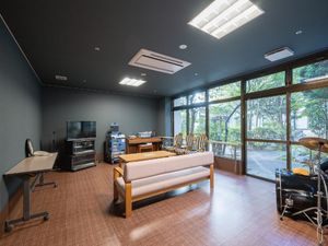 明るい機能訓練室  