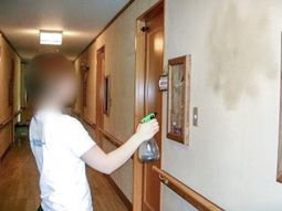 廊下の清掃をする人