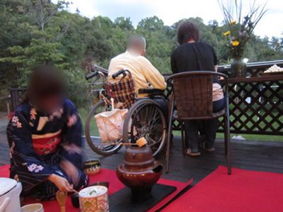 テラスでくつろぐ人々
