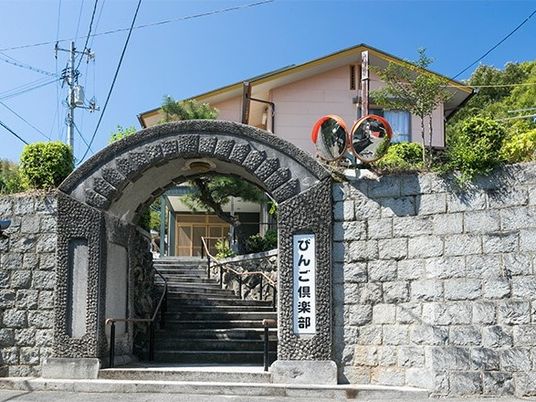 石垣の門と階段の外観  