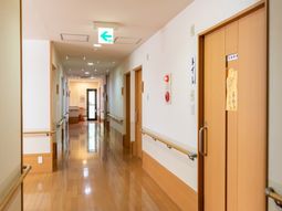 明るい廊下と部屋の入口