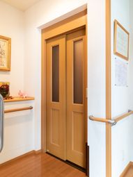 エレベーターのドアと手すり