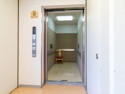 清潔なエレベーター前