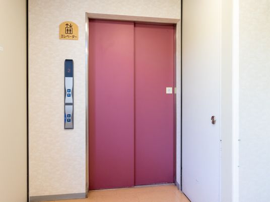 エレベーター前の廊下