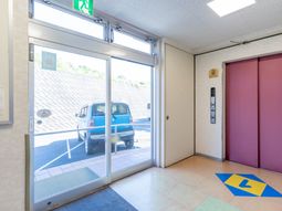 明るいエントランス風景