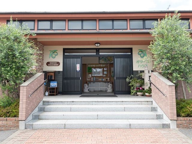 清潔感のある明るいエントランス 外観 歓迎感のあふれるエントランスは、入る人をあたたかく迎えます。階段には手すりが設置されており、安全に配慮された設計です。