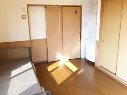 明るい個室の一角