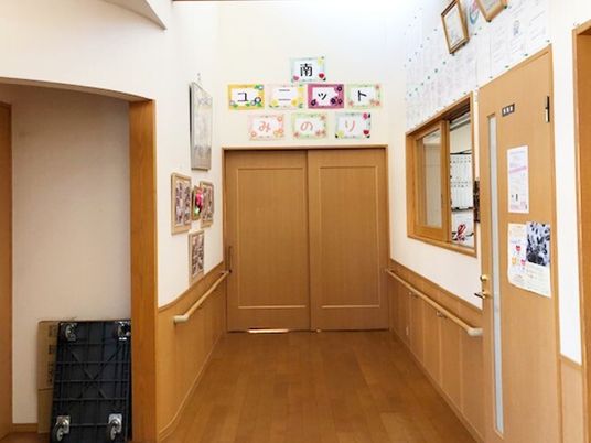 廊下の装飾と掲示物