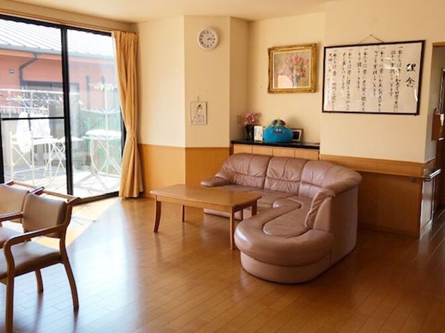 和やかなリビングの様子 リビング ゆったりとしたソファーが配置され、明るく落ち着いた雰囲気のリビングです。ゆっくりとくつろぐ時間を大切にできる空間が魅力です。