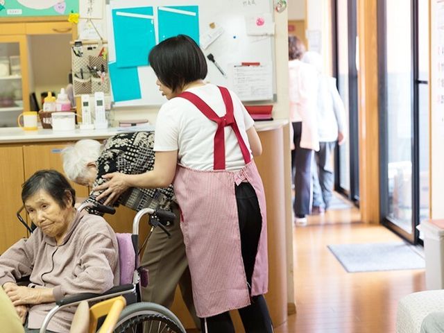 介護スタッフと利用者の様子 日常風景 スタッフが笑顔で対応し、利用者様の日常をサポートしています。仕事のやりがいを感じられる環境がここにあります。