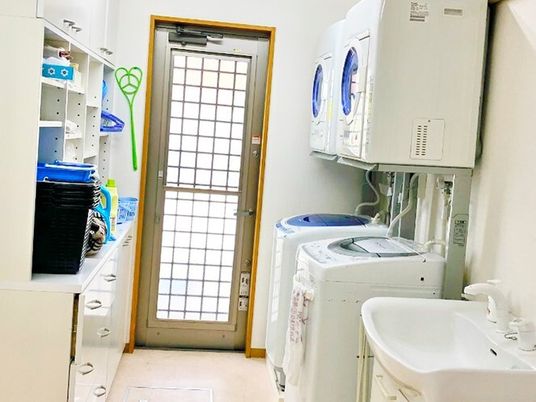 洗濯機と洗面台のある空間