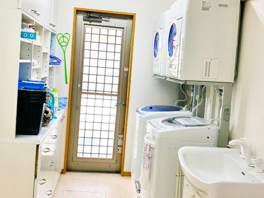 洗濯機と洗面台のある空間