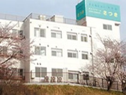 春の桜と共に外観
