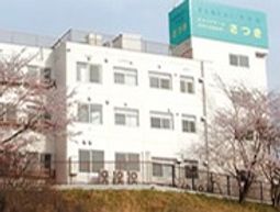 桜並木沿いの建物外観