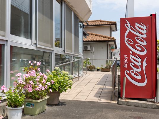花々と自動販売機の中庭