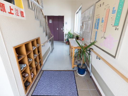 明るく清潔な廊下