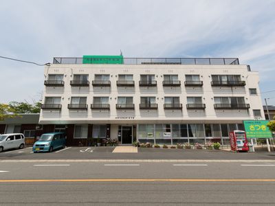 白い建物の外観