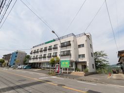 白い建物の外観